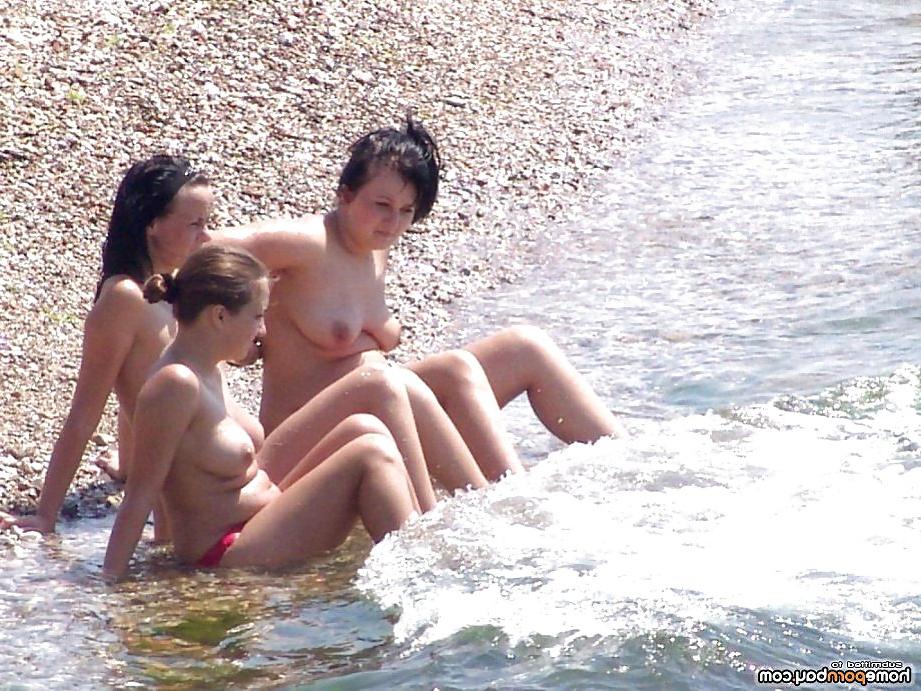 25P Amateurs girl topless at the beach