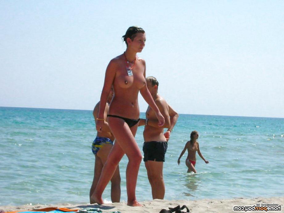25P Amateurs girl topless at the beach