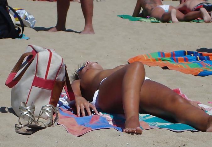 25P Beautiful Beach Babes 6 by Voyeur TROC