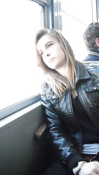 25P Voyeur dans le train