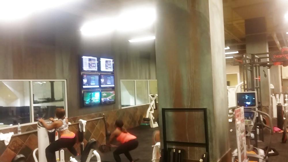 12P Candid Workout Girls pics