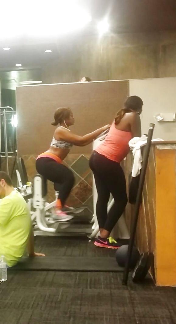 12P Candid Workout Girls pics