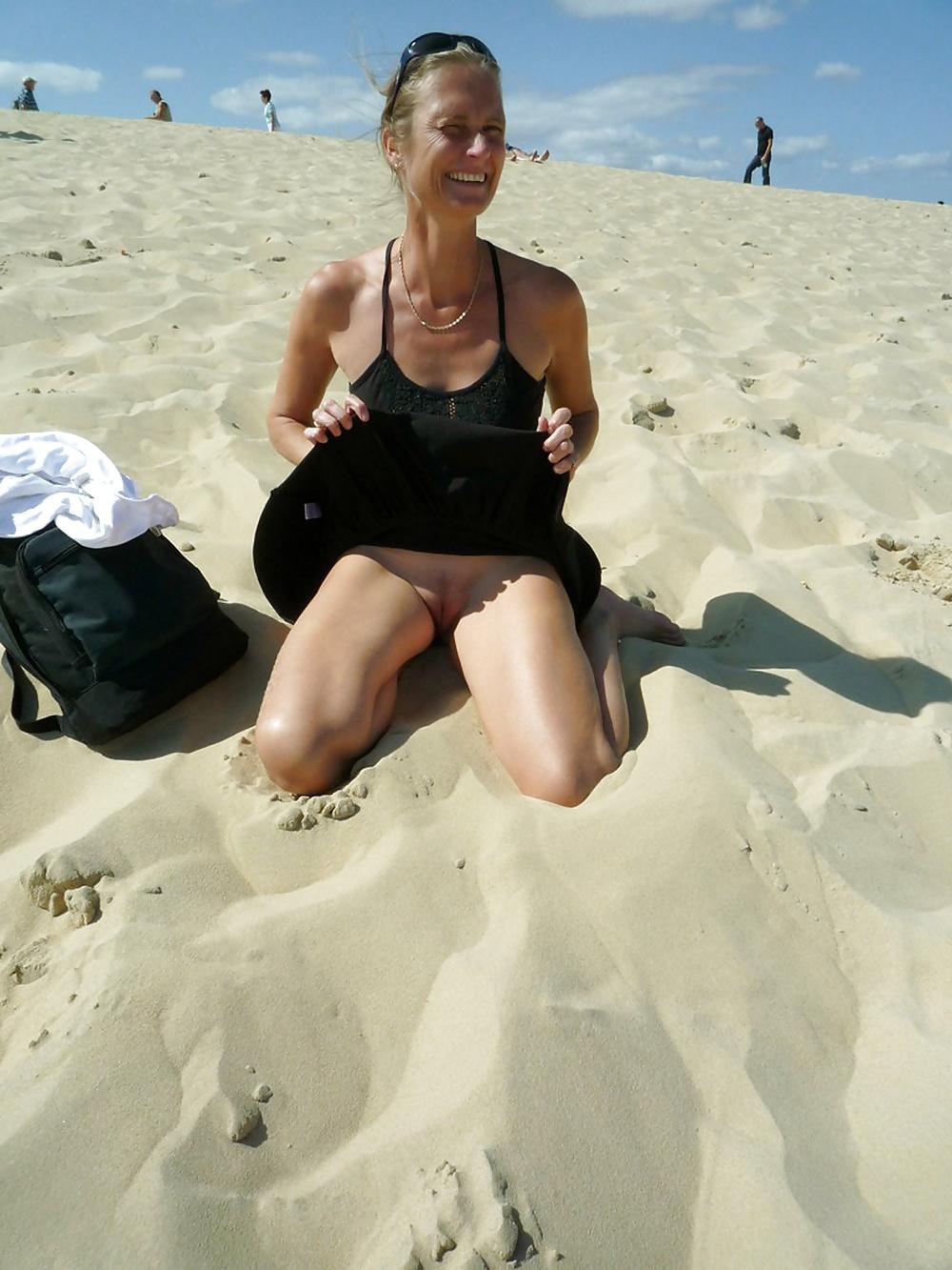 25P Only the best amateur mature ladies at the beach 6.