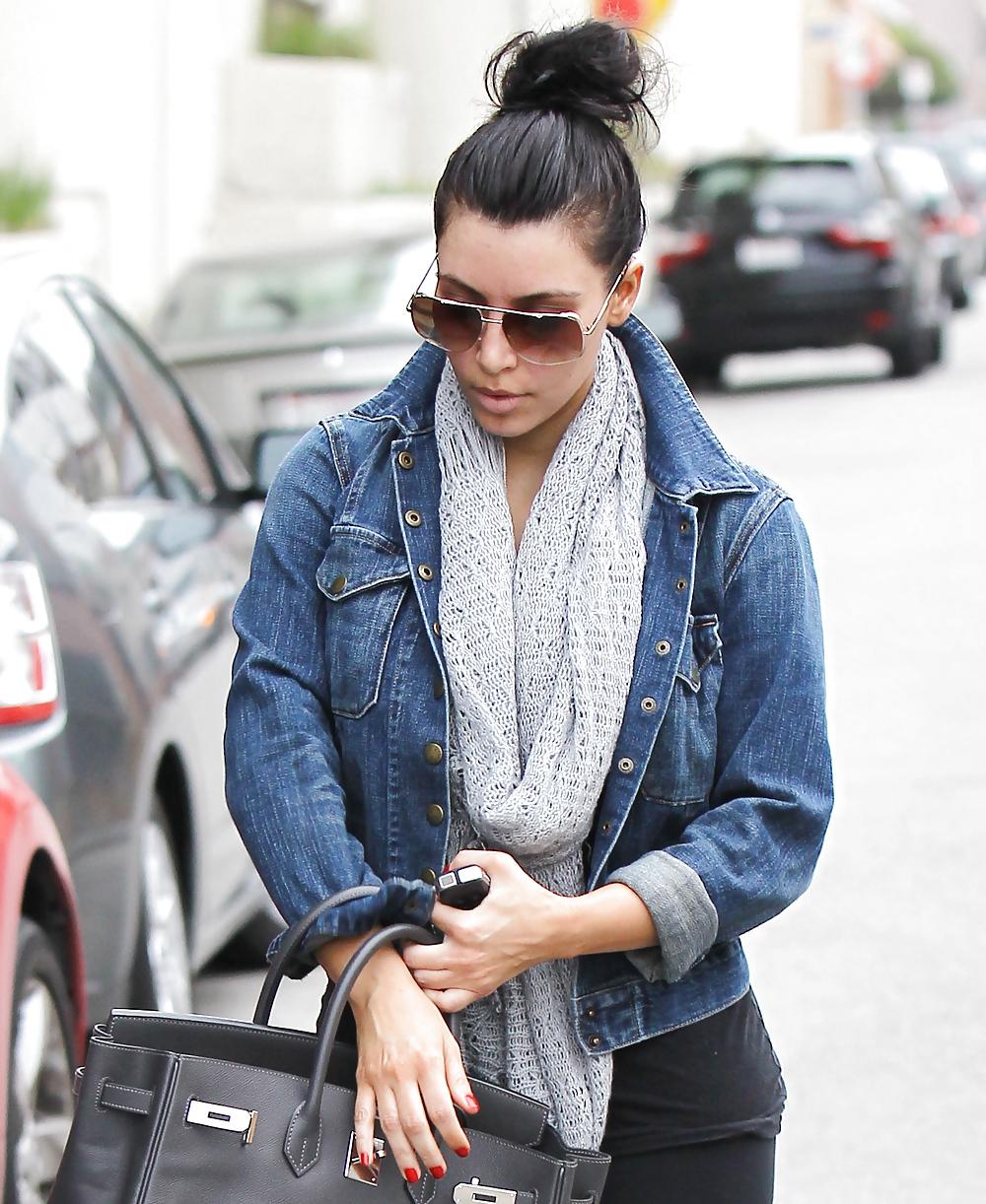 12P Kim Kardashian in leggings leaving a gym in Los Angeles