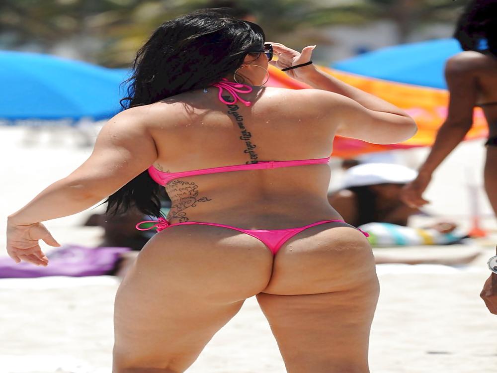 25P BIG BUTTS AND BOOBS ON BEACH SEARCHING BIG COCK