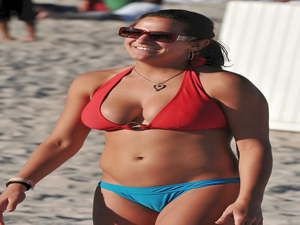 25P BIG BUTTS AND BOOBS ON BEACH SEARCHING BIG COCK