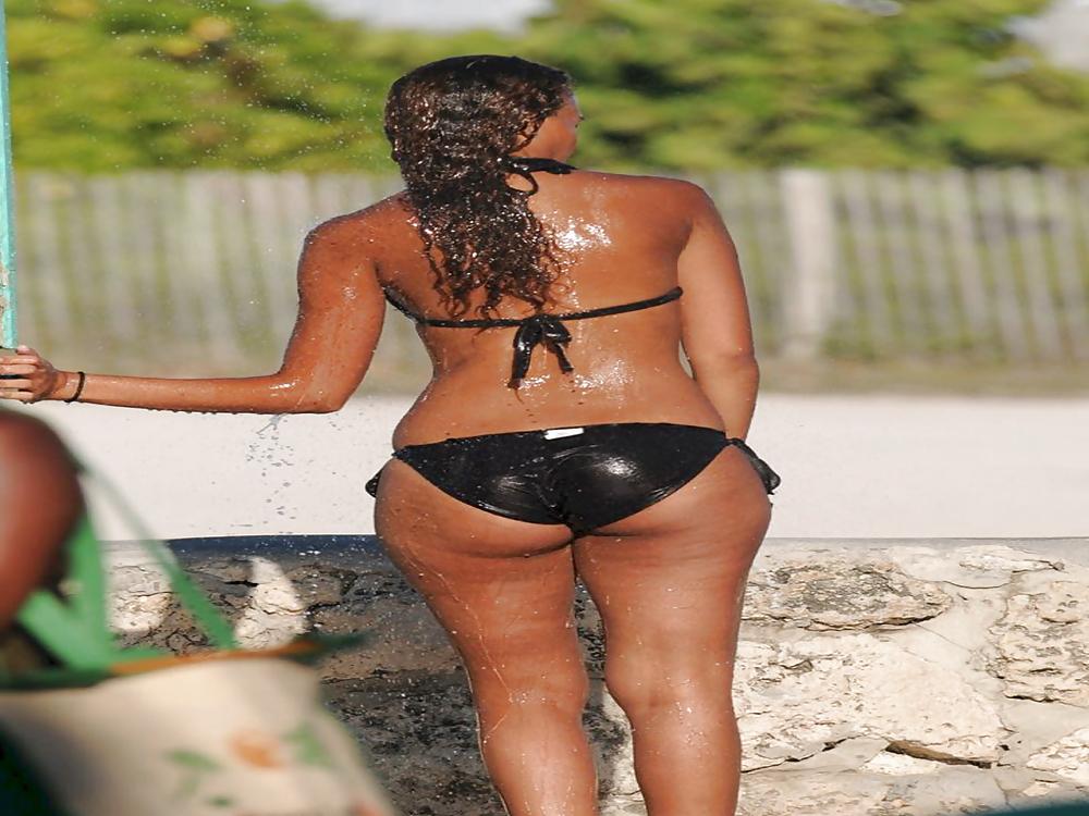 25P BIG BUTTS AND BOOBS ON BEACH SEARCHING BIG COCK