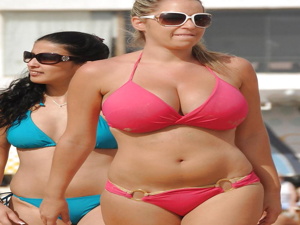 25P BIG BUTTS AND BOOBS ON BEACH SEARCHING BIG COCK