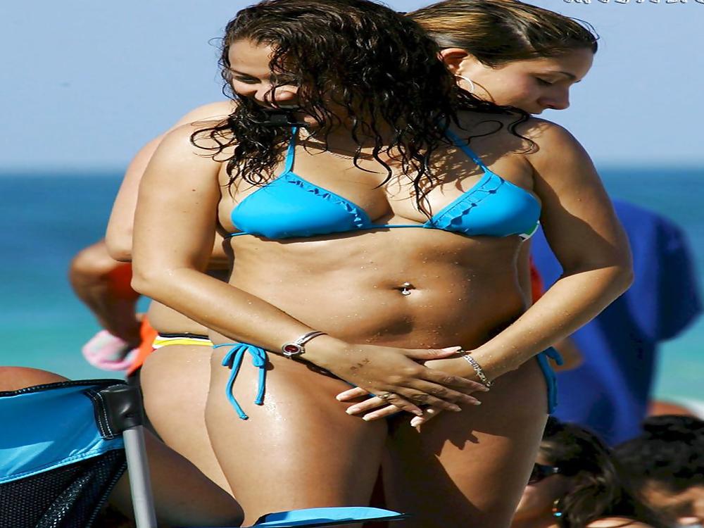 25P BIG BUTTS AND BOOBS ON BEACH SEARCHING BIG COCK