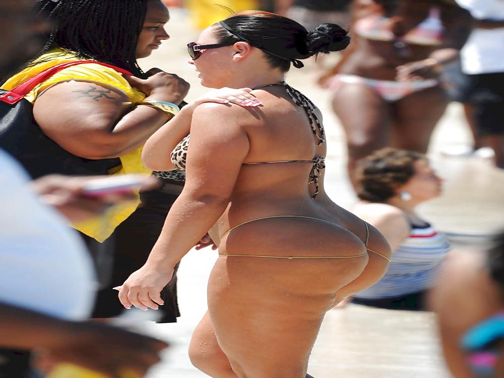 25P BIG BUTTS AND BOOBS ON BEACH SEARCHING BIG COCK