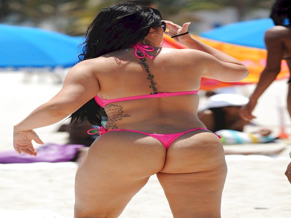 25P BIG BUTTS AND BOOBS ON BEACH SEARCHING BIG COCK