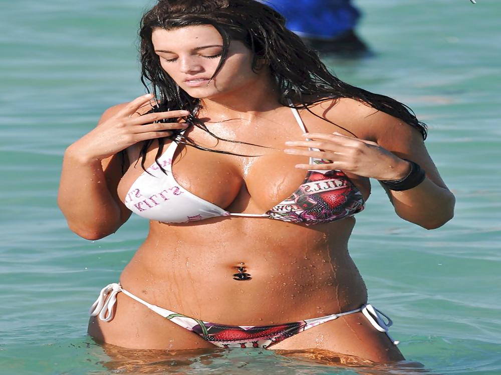 25P BIG BUTTS AND BOOBS ON BEACH SEARCHING BIG COCK