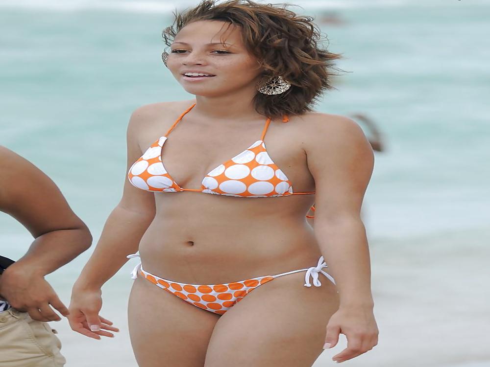 25P BIG BUTTS AND BOOBS ON BEACH SEARCHING BIG COCK