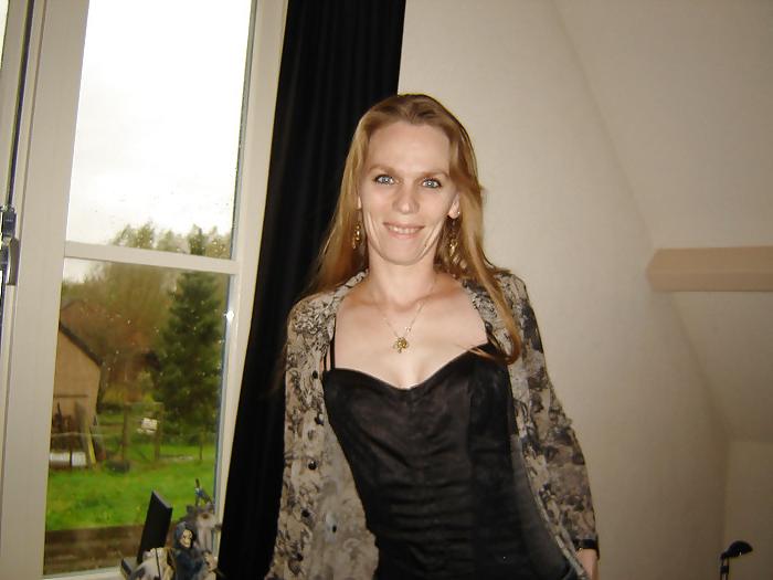 25P Nathalie in nylon and leather horny mature wife
