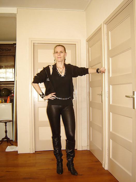 25P Nathalie in nylon and leather horny mature wife