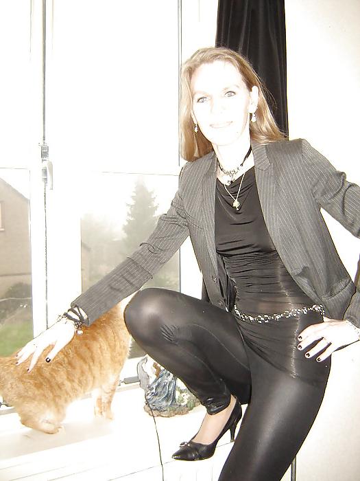 25P Nathalie in nylon and leather horny mature wife