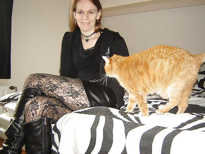 25P Nathalie in nylon and leather horny mature wife