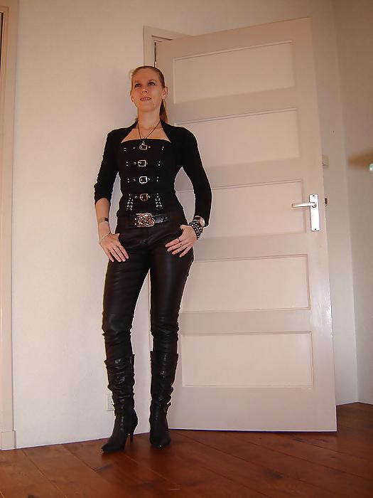 25P Nathalie in nylon and leather horny mature wife