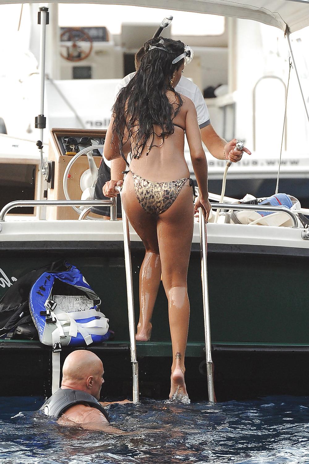 25P Rihanna on Yacht in Italy TIGHT FUCKABLE ASS