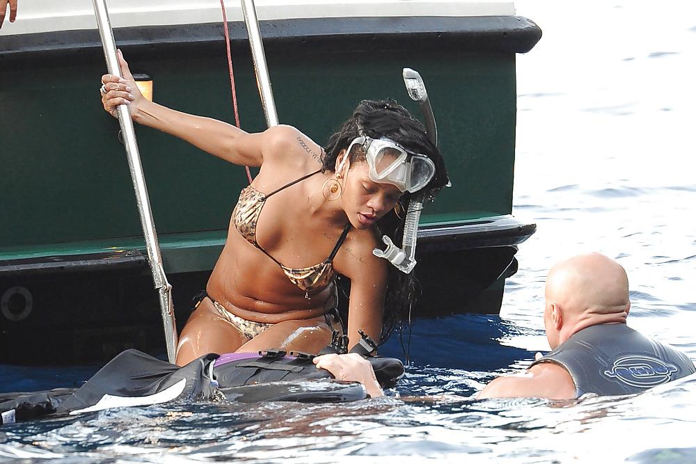 25P Rihanna on Yacht in Italy TIGHT FUCKABLE ASS