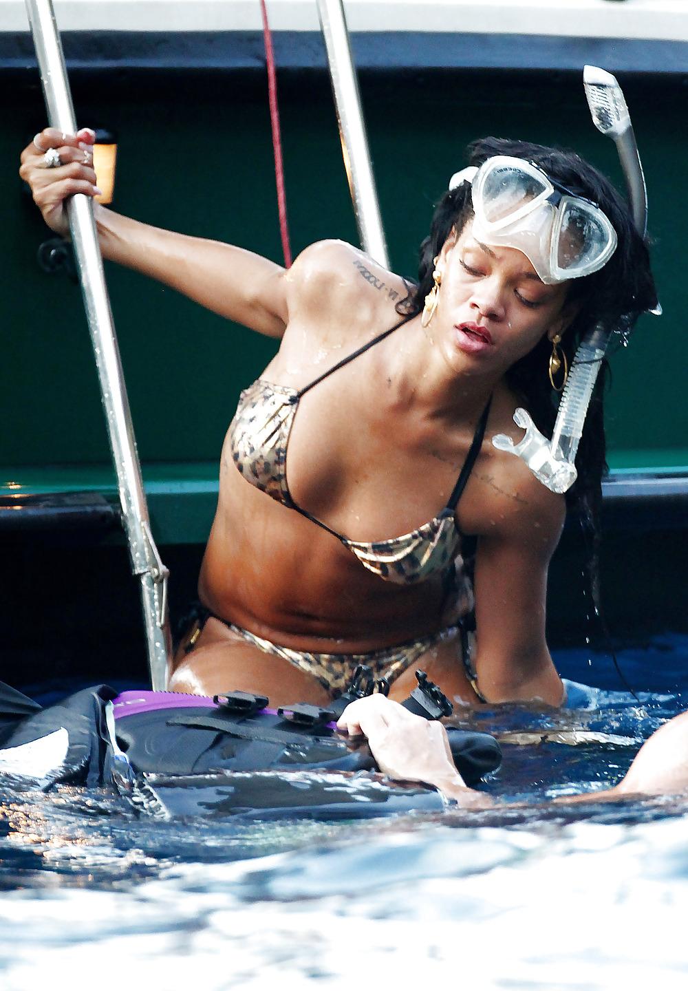 25P Rihanna on Yacht in Italy TIGHT FUCKABLE ASS
