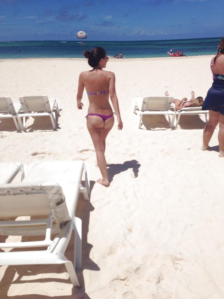 7P Amateur thong bikini on beach