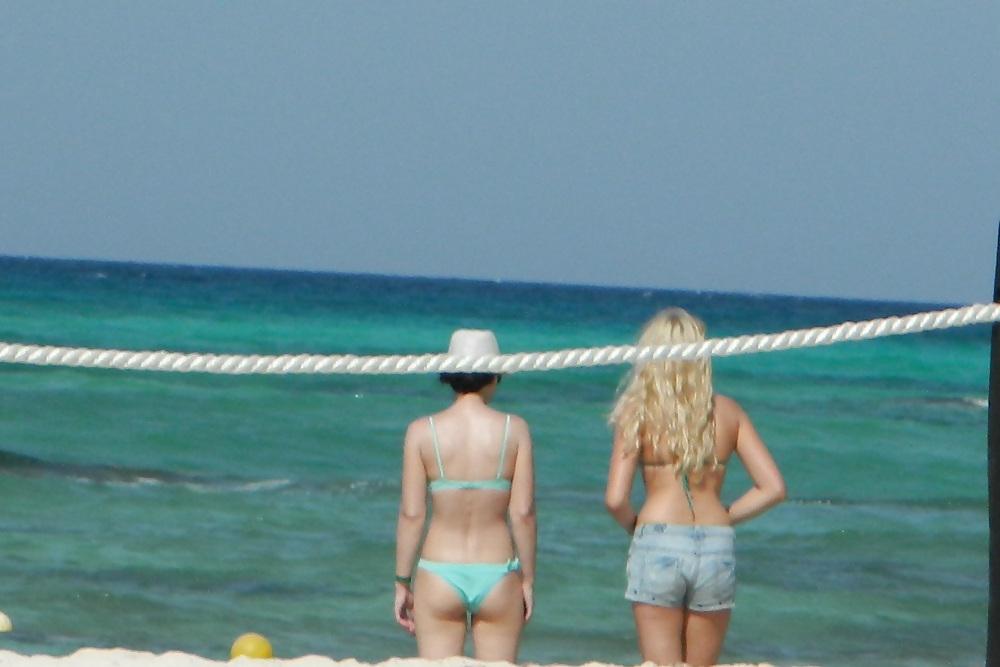 25P Sneaky beach shots part 2 - beach ass
