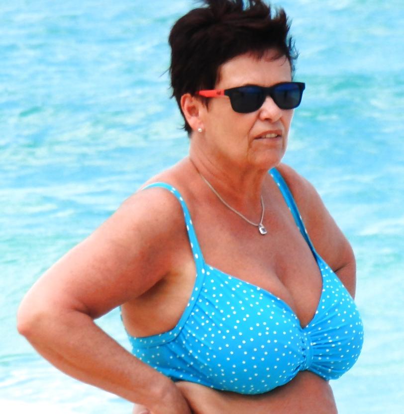 22P Beach boobs milfs and grannies 4