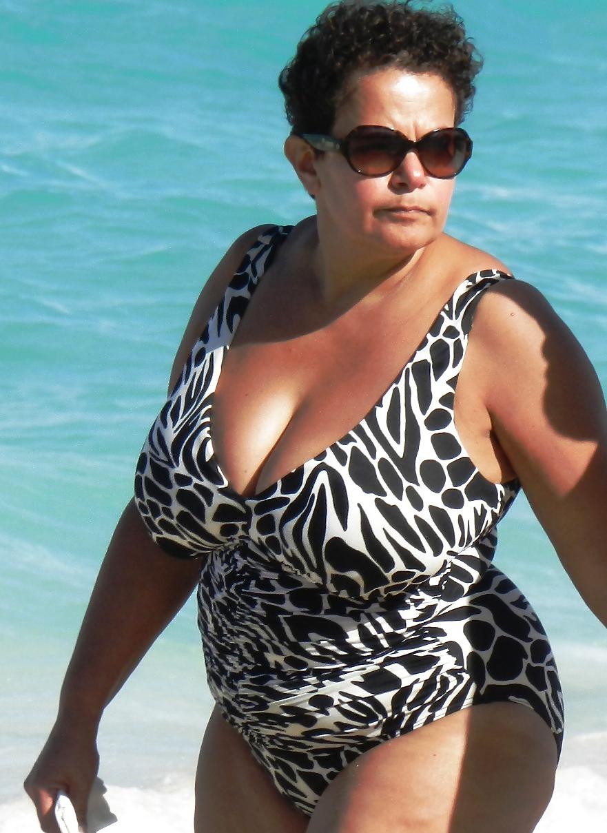 22P Beach boobs milfs and grannies 4