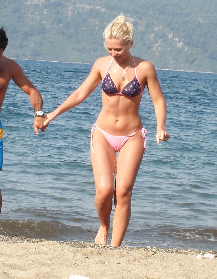 24P Beach cameltoe,s