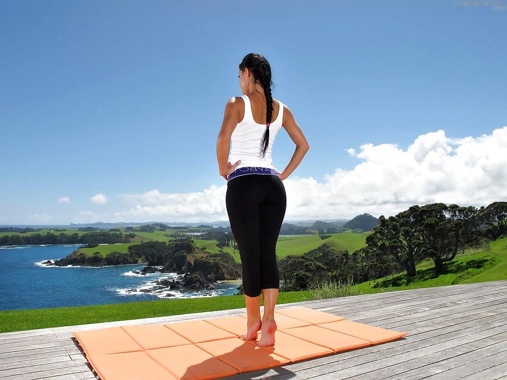 25P Nude Yoga