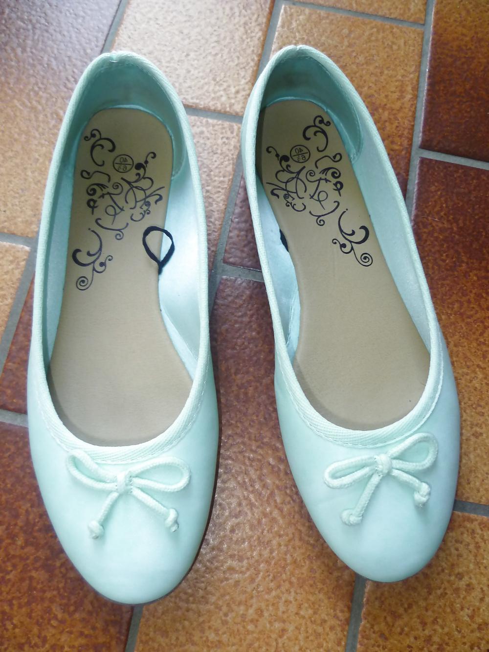 17P Weisse Ballerinas mit Nylons und Sperma