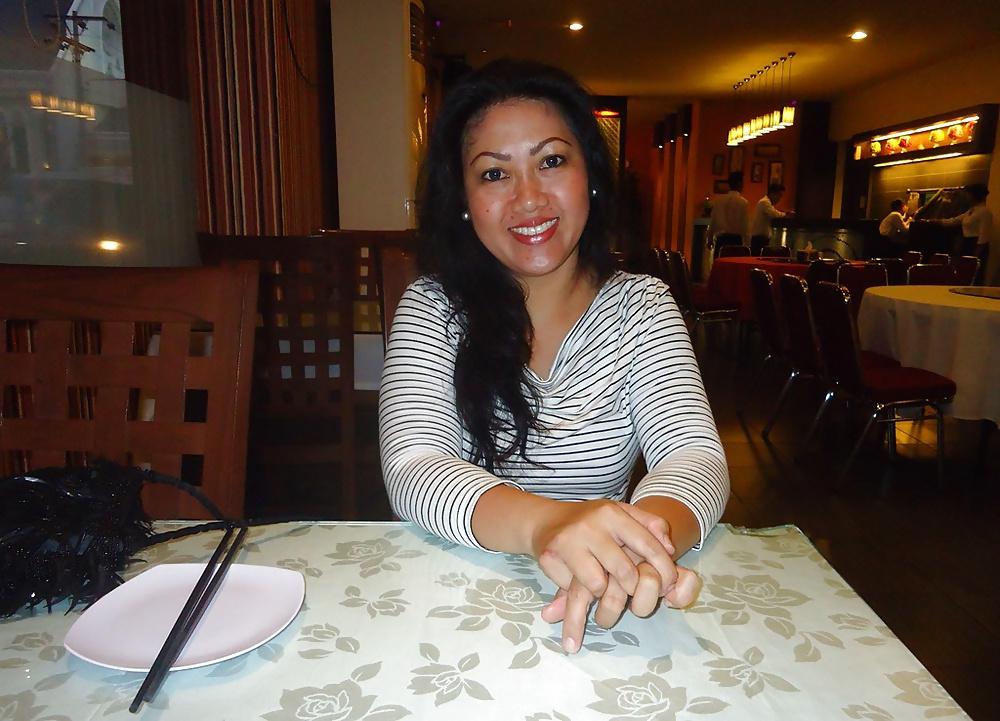 22P Hot Indo MILF Selfies & Facials 
