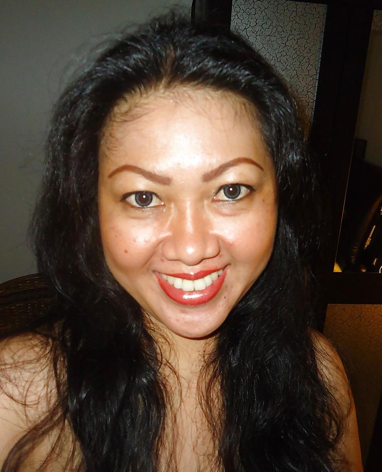 22P Hot Indo MILF Selfies & Facials 