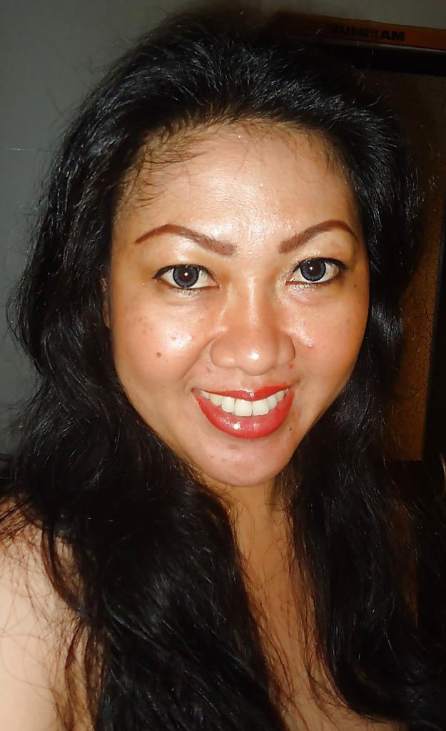 22P Hot Indo MILF Selfies & Facials 