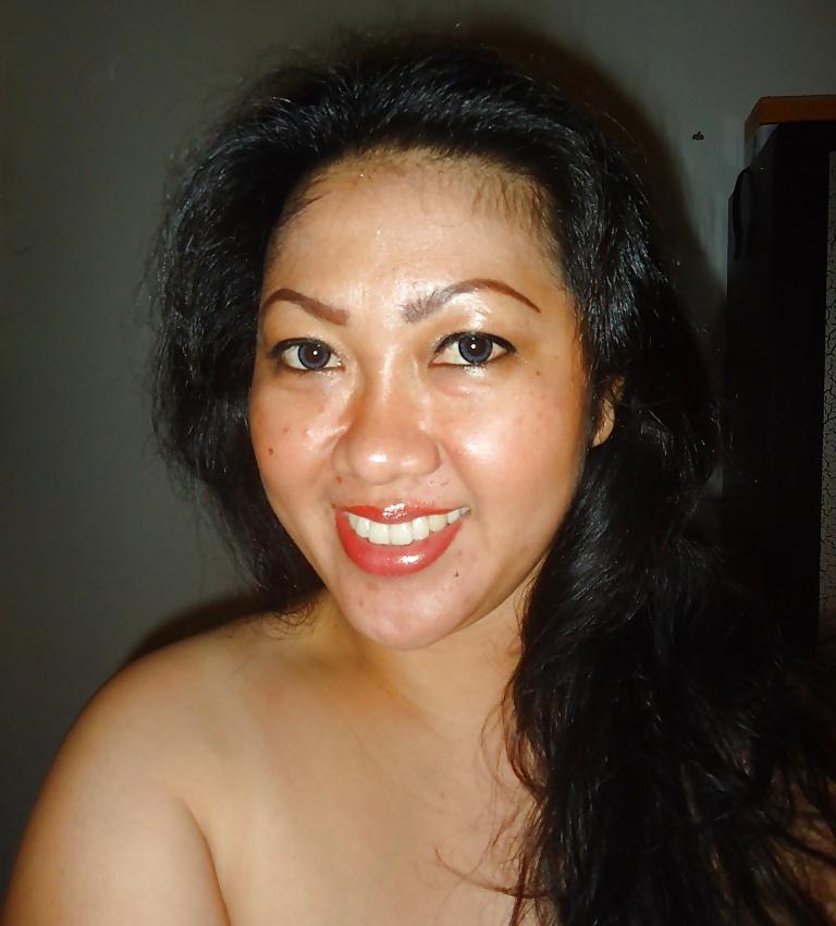 22P Hot Indo MILF Selfies & Facials 