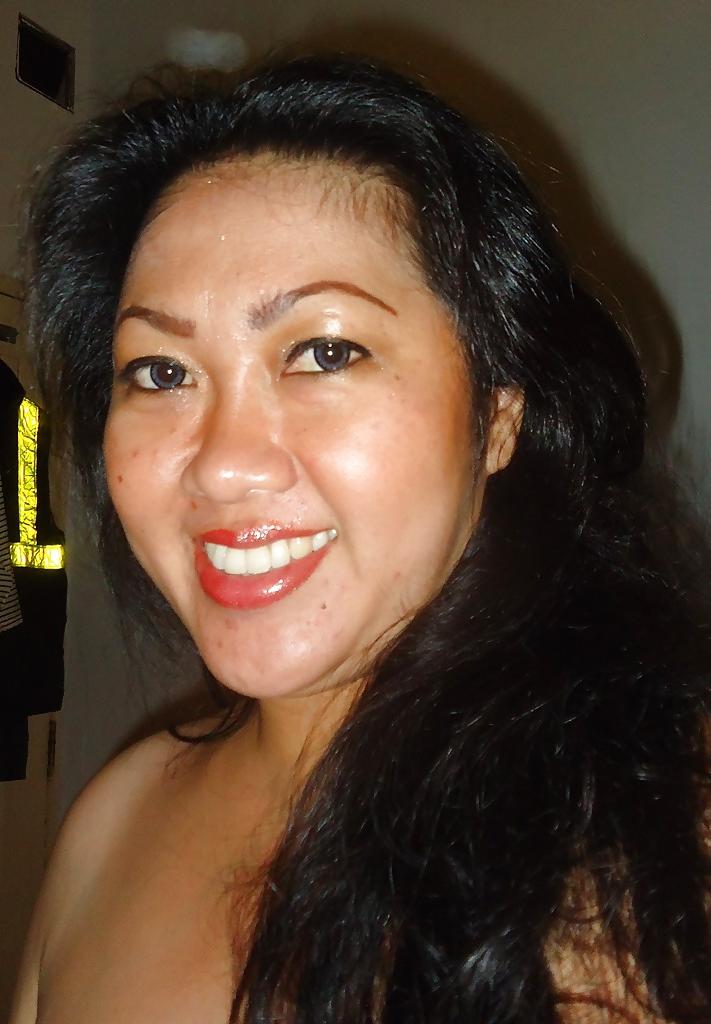 22P Hot Indo MILF Selfies & Facials 
