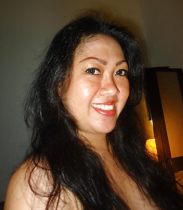 22P Hot Indo MILF Selfies & Facials 