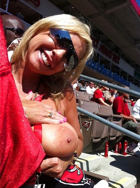 25P More flashing Matures & MILFS