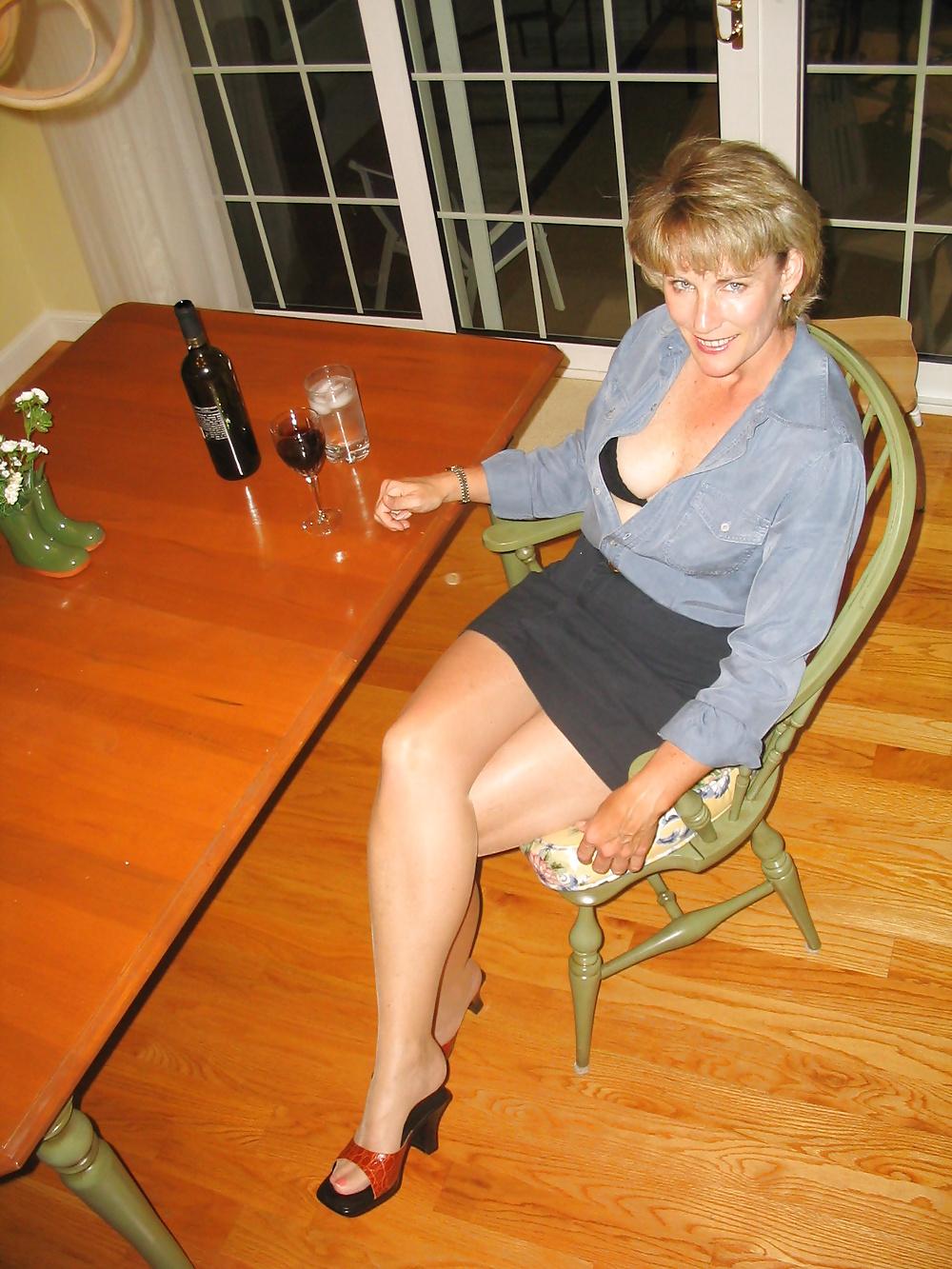 25P Milf leg show 2