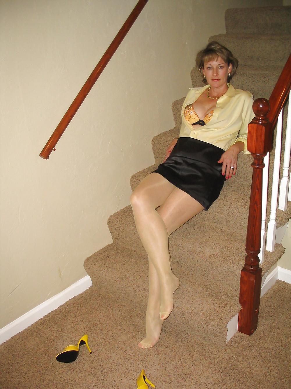 25P Milf leg show 2