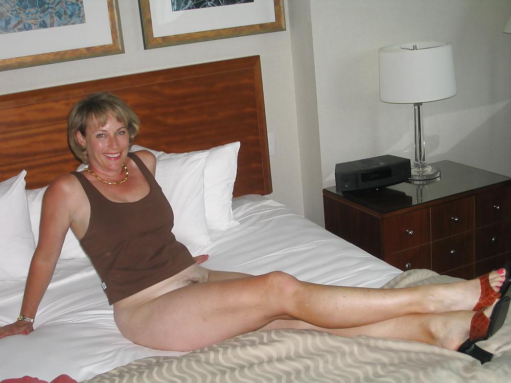 25P Milf leg show 2