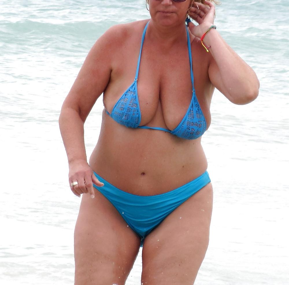 25P Suzy's Big Tit Beach Shots 4