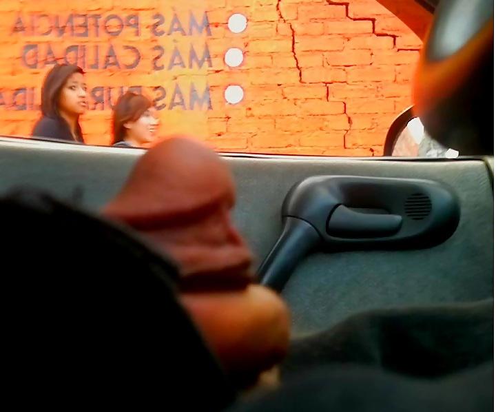 7P Flashing, exhibicionismo, mostrando el pene en la calle 16