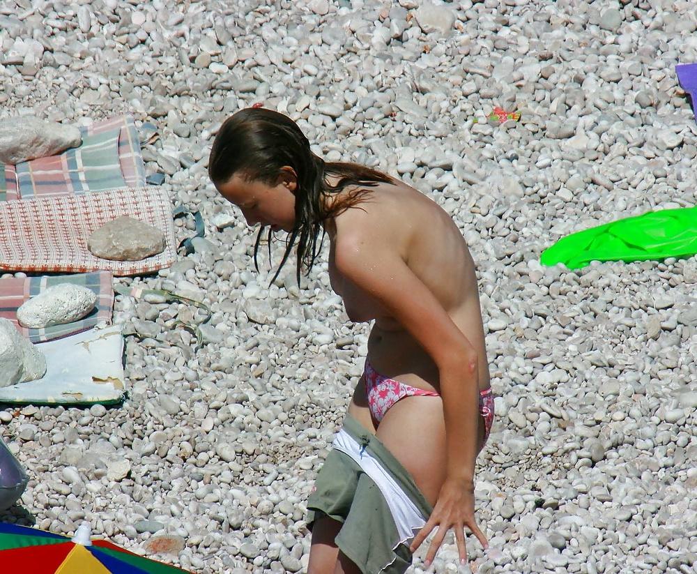 25P Beach undressing 8.