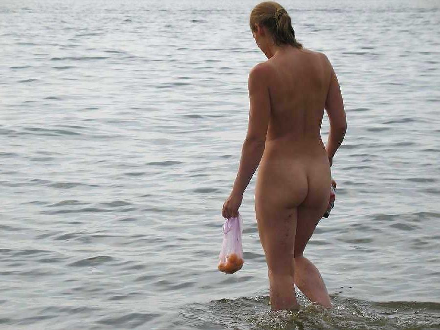 25P Nude At Beach