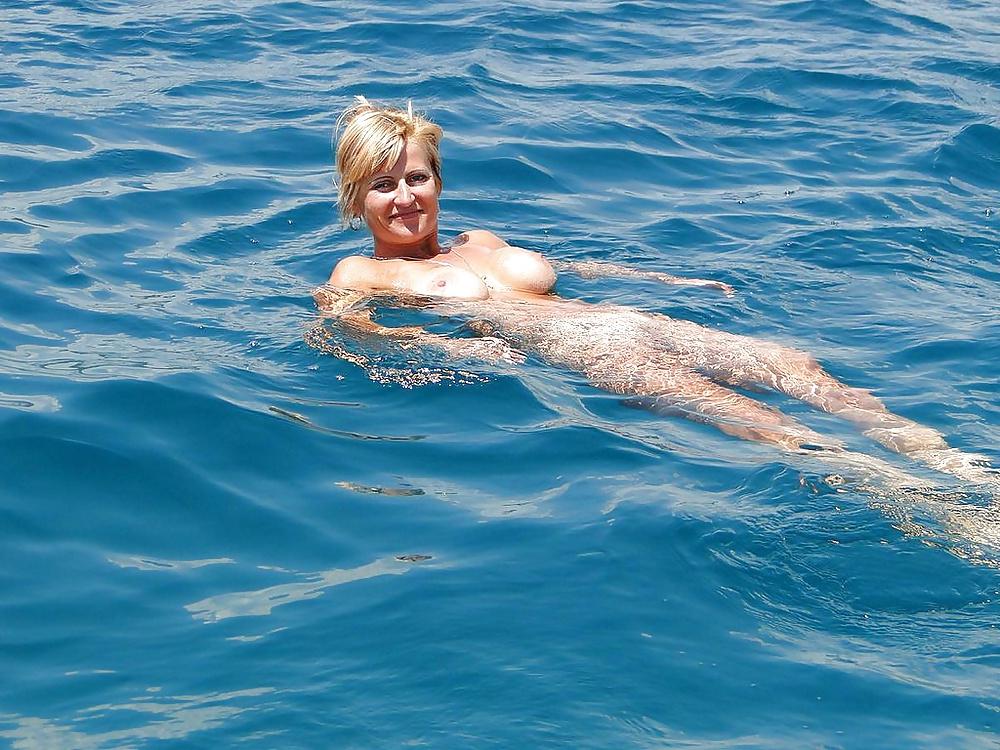 25P MILFs am Strand – 57