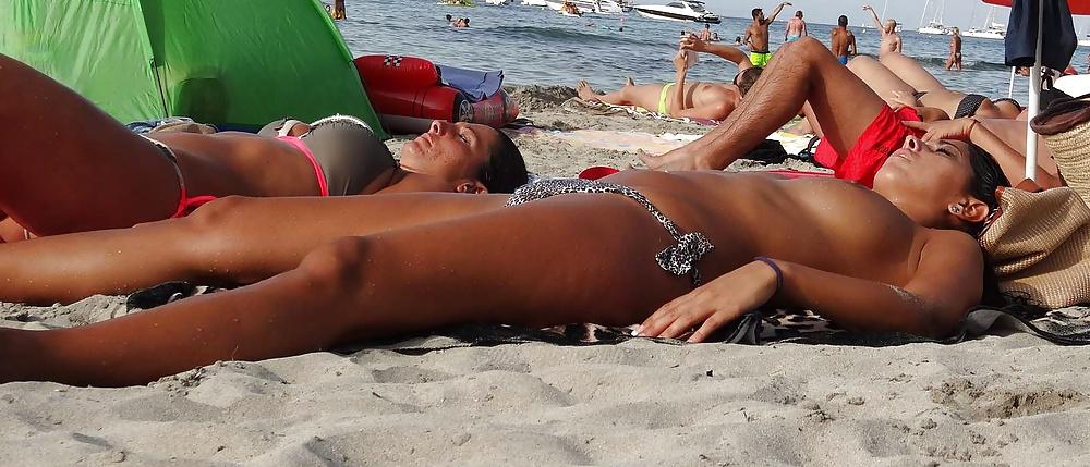 23P Naked Beach Girls