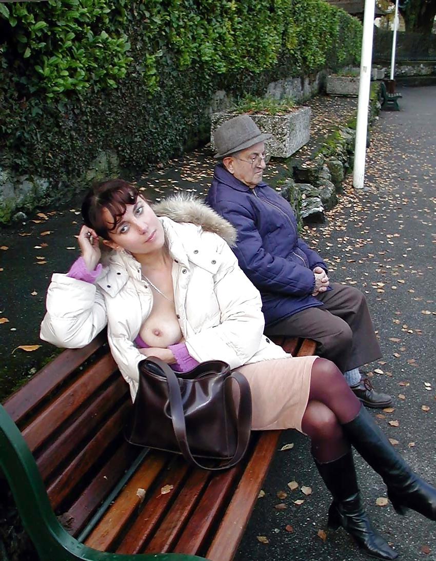 25P 122 - FRENCH NADINE flashing in Geneva 2002 