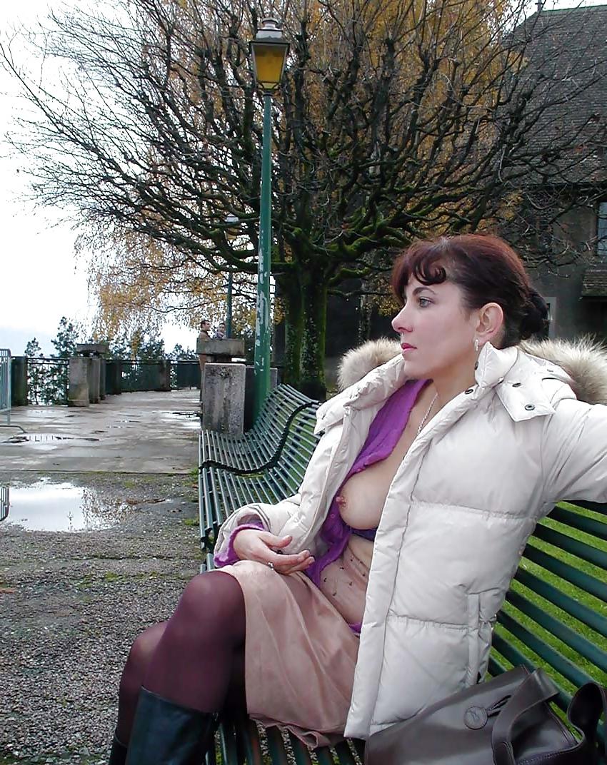 25P 122 - FRENCH NADINE flashing in Geneva 2002 
